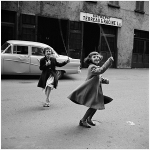 vivan Maier Niñas jugando en la calle Todas las fotografías son propiedad de Vivian Maier y están tomadas de las galerías de su web oficial