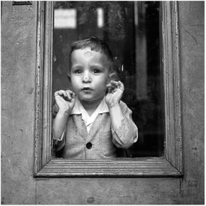 Vivian Maier niño pegado contra el cristal street2©VivanMaier