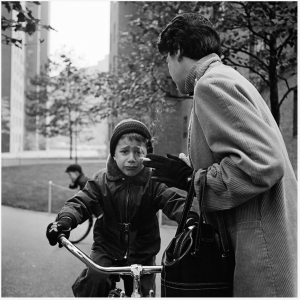 Vivian Maier Niño llorando sobre bicicleta street2©VivanMaier