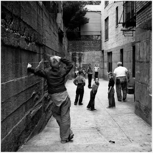 Vivian Maier Niños jugando en la calle Todas las fotos pertenecen a Vivian Maier y estan tomadas de su galería en la web oficial