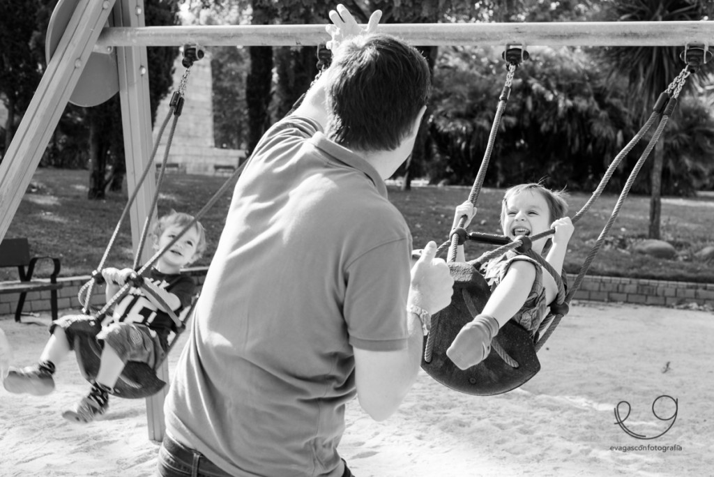 niños en columpio